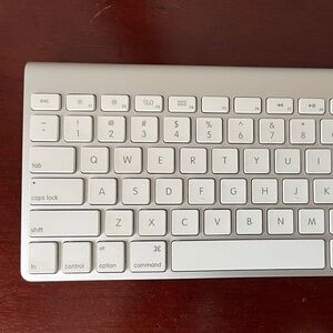 *READ DESCRIPTION *Apple A1314 Bluetooth Wireless Keyboard.